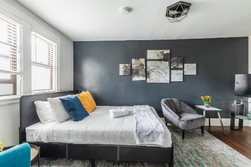 Upscale Studio - Boutique Apartment - PRIME Downtown Location! image 5