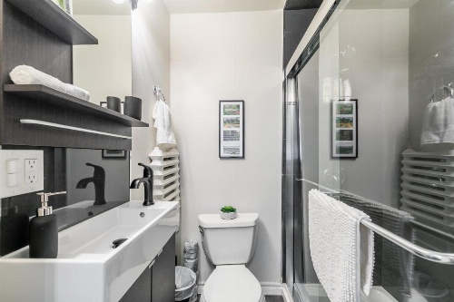 Upscale Studio - Boutique Apartment - PRIME Downtown Location! image 8